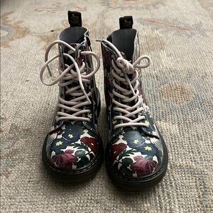 Dr. Martens Kids JUNIOR 1460 ENGLISH GARDEN LEATHER LACE UP BOOTS